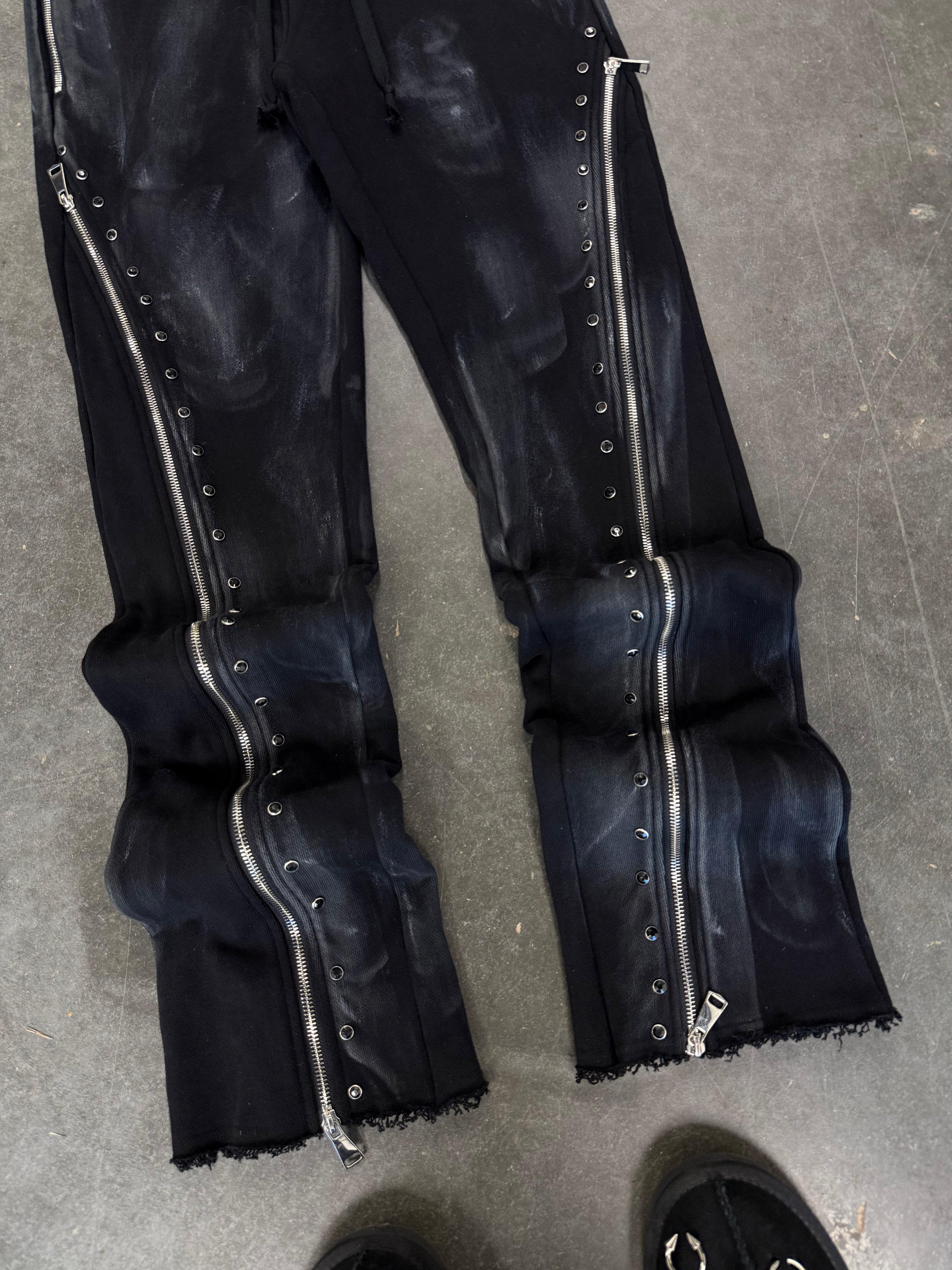 Demik - Black diamond 3x zip flared sweats
