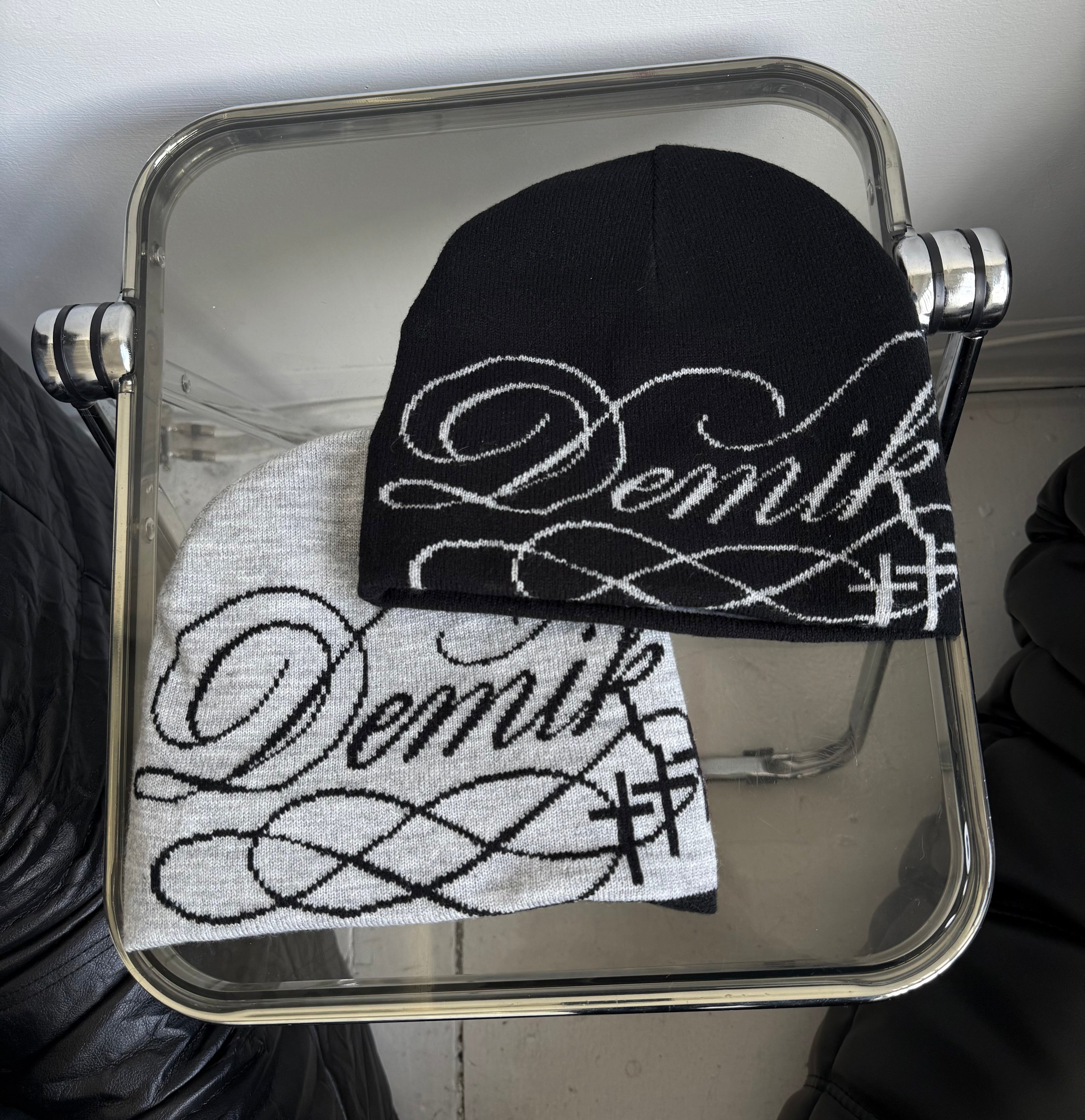 Demik - Reversible script beanie
