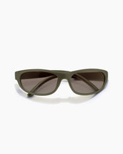 Load image into Gallery viewer, Szade - traffic olive quartz / dune sun glasses
